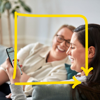 Kundinnen schauen sich die IKEA App an.